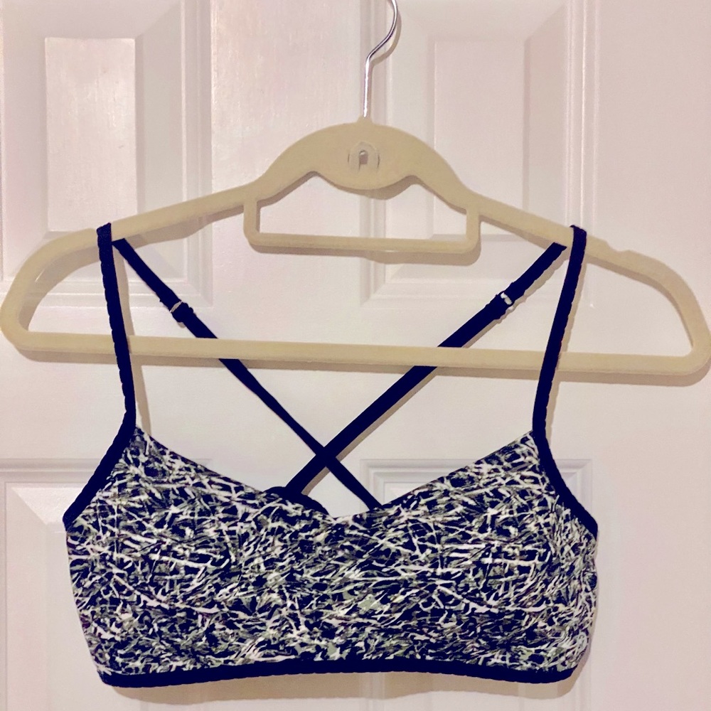 Like new condition size medium Lulu Lemon workout bralette/top
